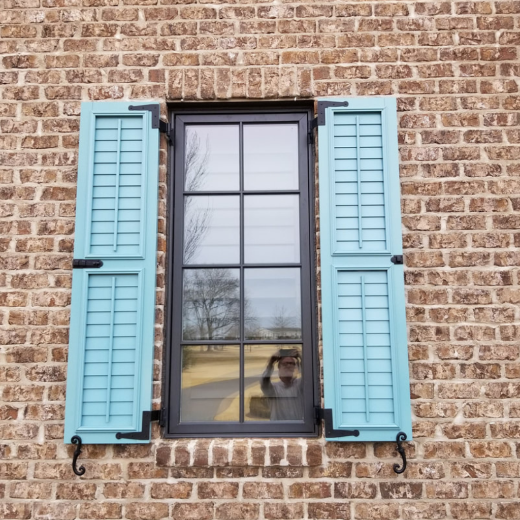 Closed louver window shutters with faux control rod